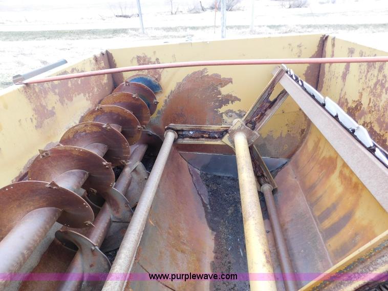 image for item J7452 1993 Ford F350 feed truck