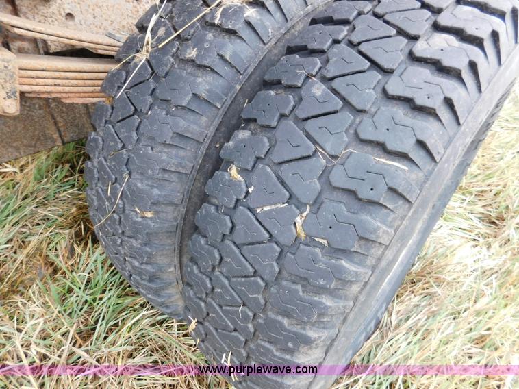 image for item J7452 1993 Ford F350 feed truck