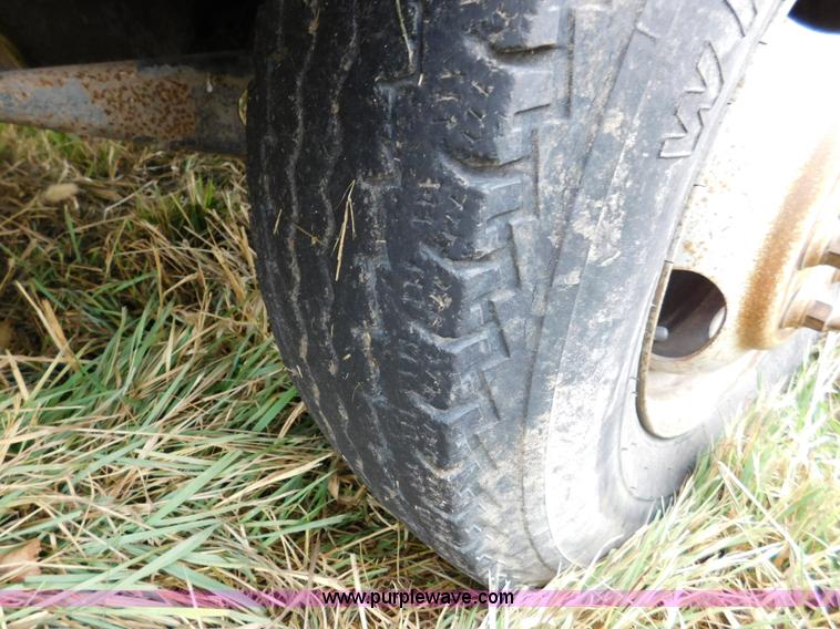 image for item J7452 1993 Ford F350 feed truck