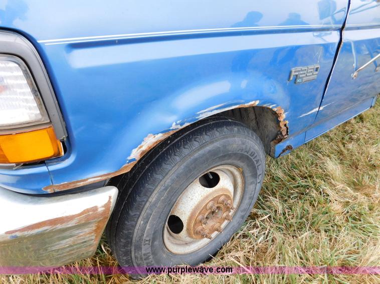 image for item J7452 1993 Ford F350 feed truck