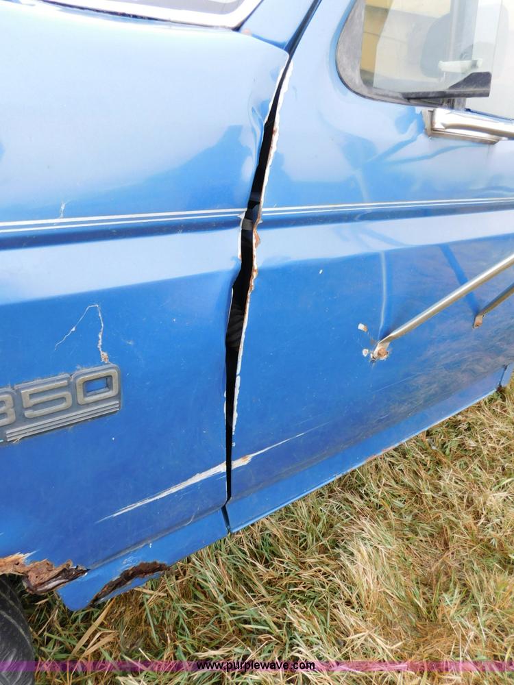 image for item J7452 1993 Ford F350 feed truck