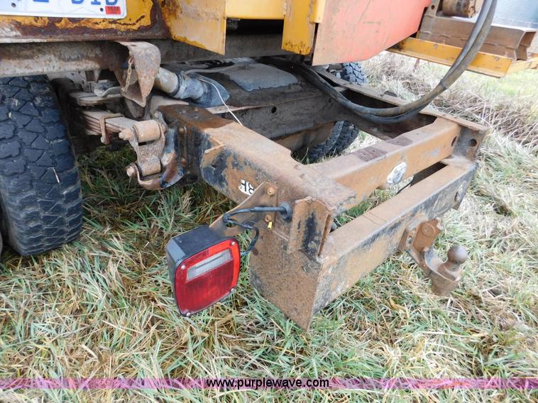 image for item J7452 1993 Ford F350 feed truck