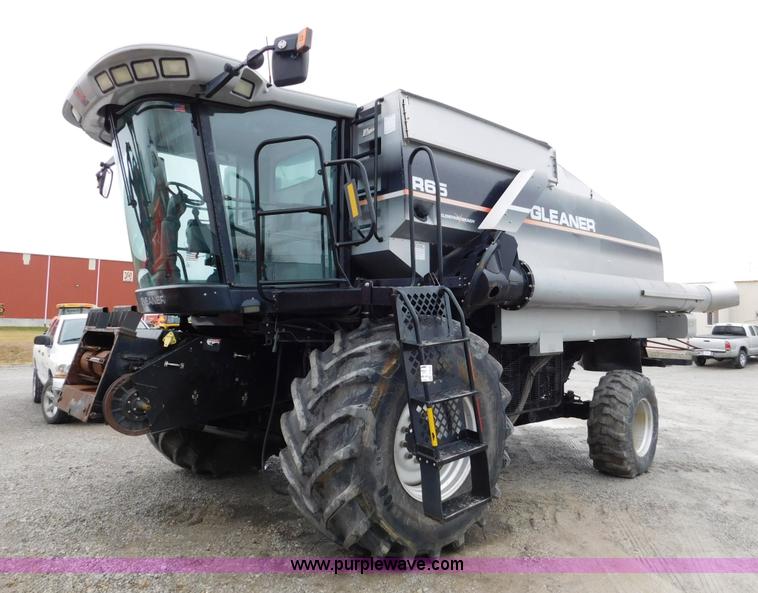 image for item J7463 2004 Gleaner R65 combine