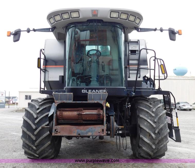 image for item J7463 2004 Gleaner R65 combine