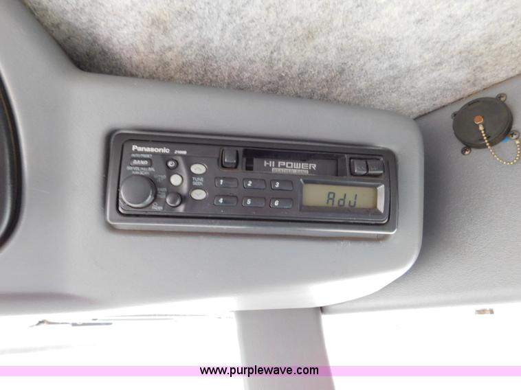 image for item J7463 2004 Gleaner R65 combine