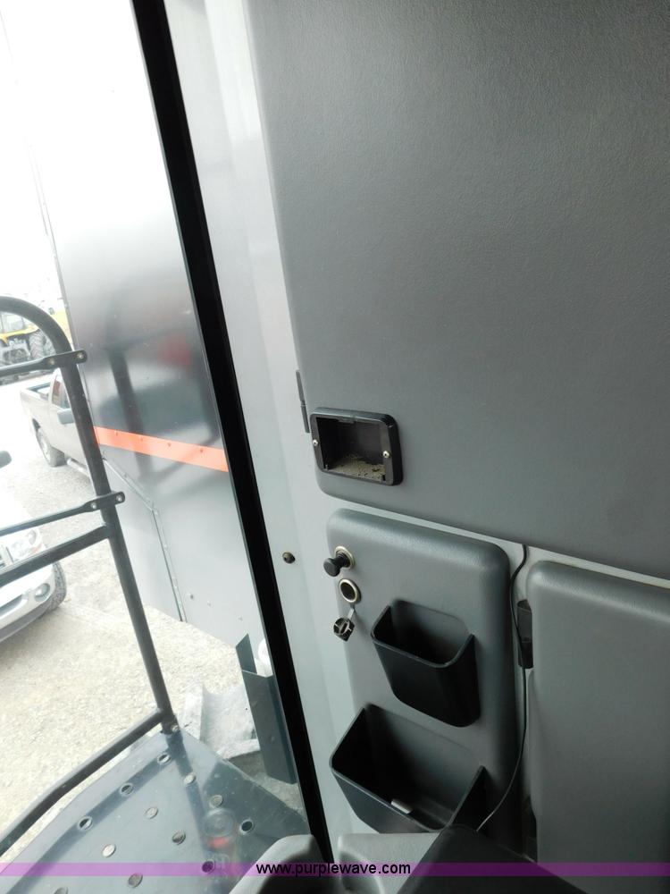 image for item J7463 2004 Gleaner R65 combine