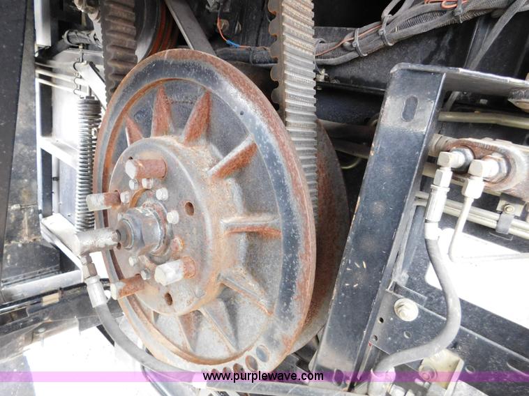 image for item J7463 2004 Gleaner R65 combine