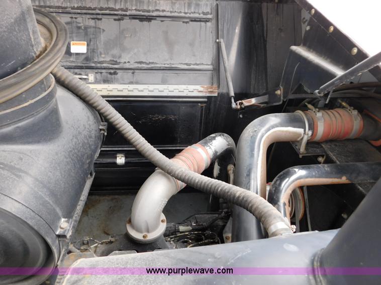 image for item J7463 2004 Gleaner R65 combine