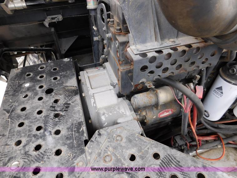 image for item J7463 2004 Gleaner R65 combine