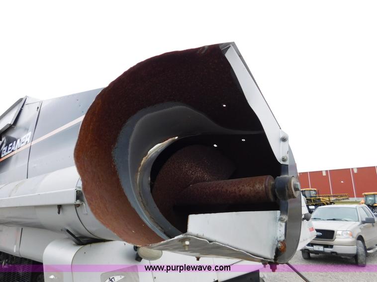 image for item J7463 2004 Gleaner R65 combine