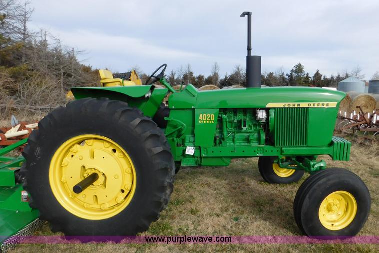 image for item J7464 1969 John Deere 4020 tractor