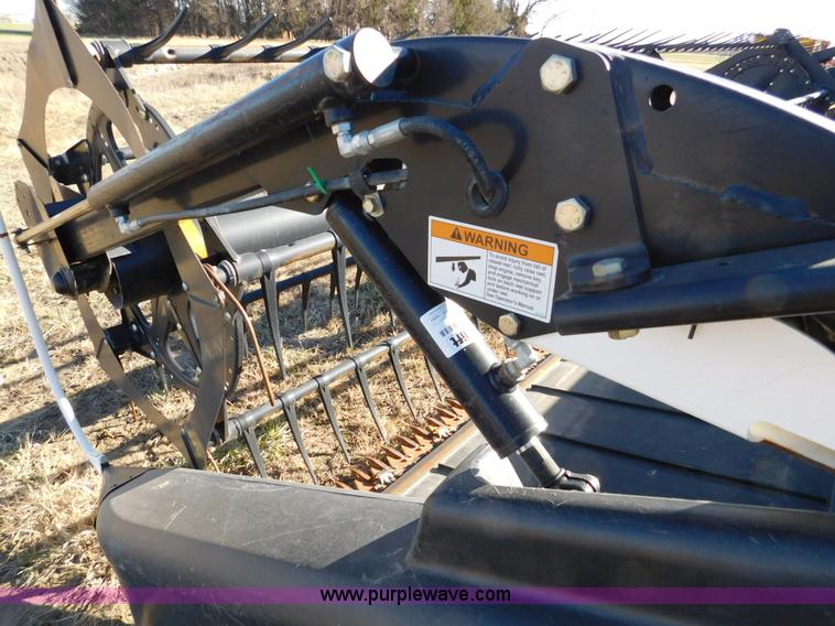 image for item J7472 2009 MacDon FD70 flex draper head