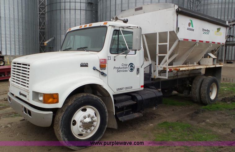 image for item J8431 1999 International 4900 seed tender truck