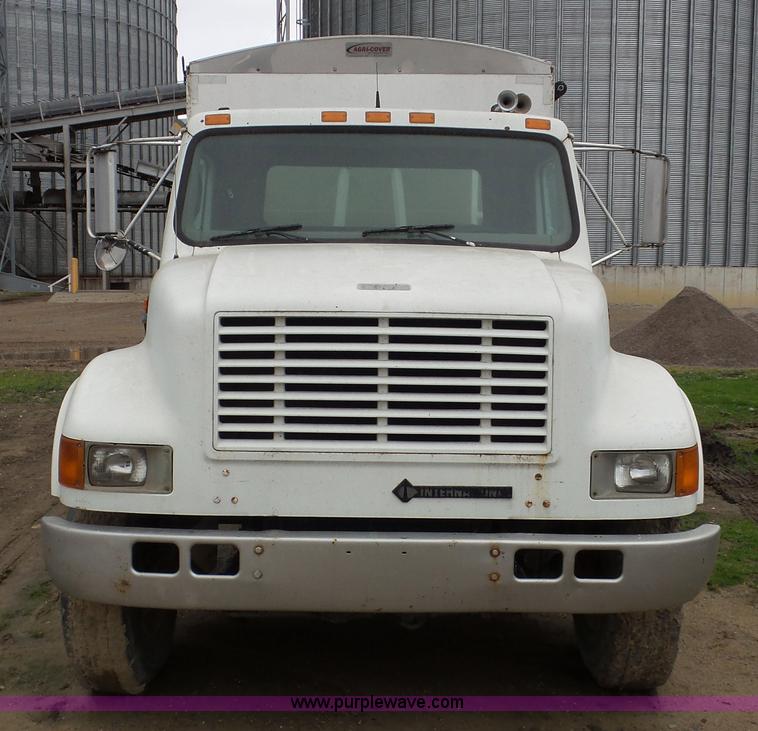 image for item J8431 1999 International 4900 seed tender truck