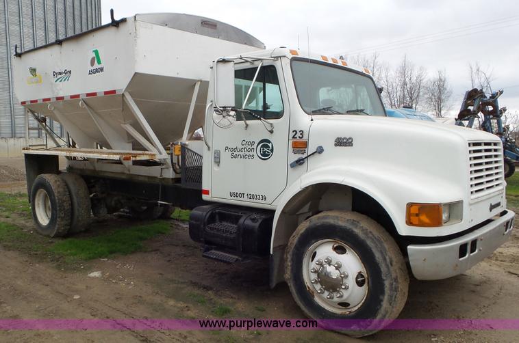 image for item J8431 1999 International 4900 seed tender truck