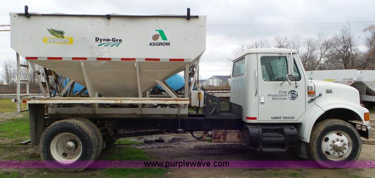 image for item J8431 1999 International 4900 seed tender truck