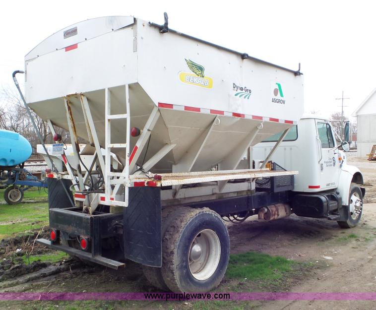 image for item J8431 1999 International 4900 seed tender truck