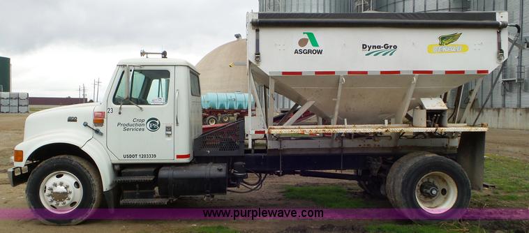 image for item J8431 1999 International 4900 seed tender truck