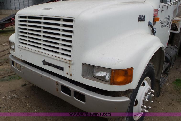 image for item J8431 1999 International 4900 seed tender truck