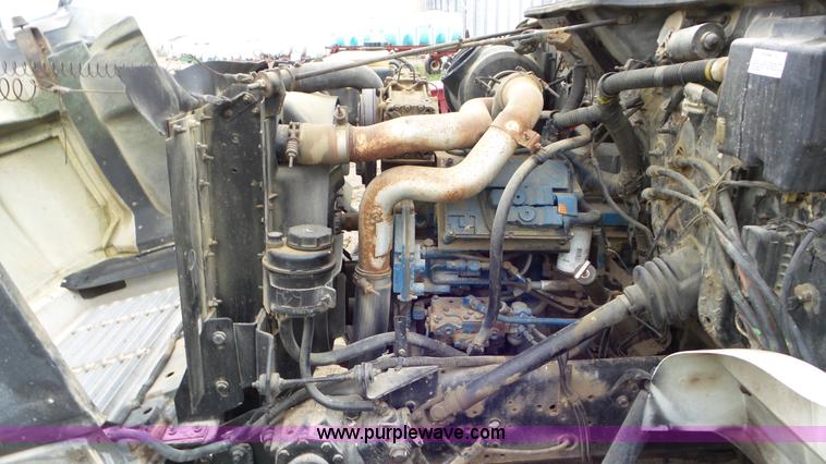 image for item J8431 1999 International 4900 seed tender truck