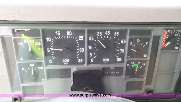 image for item J8431 1999 International 4900 seed tender truck