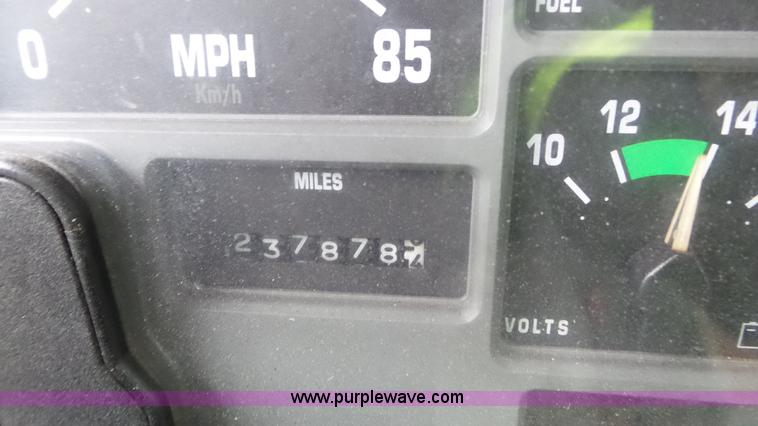 image for item J8431 1999 International 4900 seed tender truck