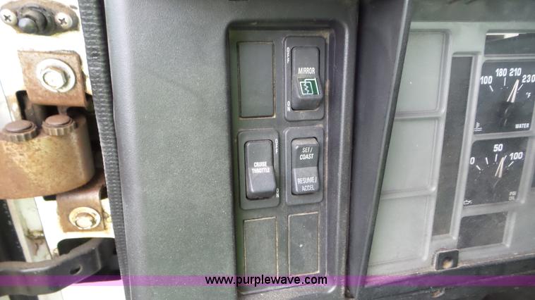 image for item J8431 1999 International 4900 seed tender truck