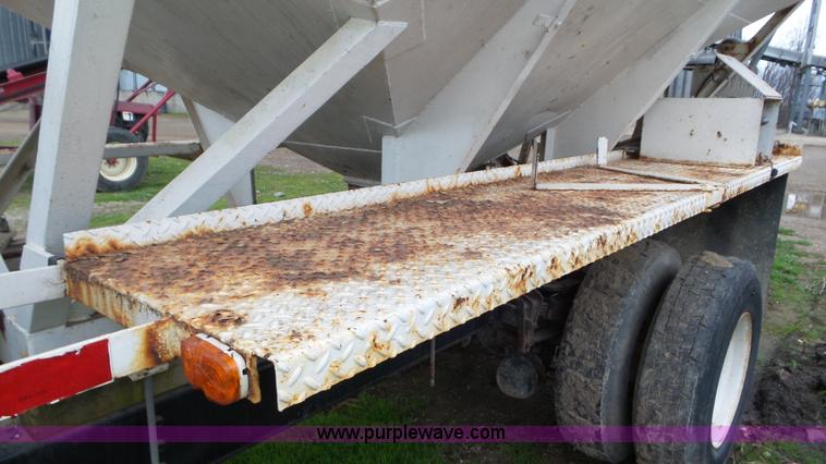 image for item J8431 1999 International 4900 seed tender truck