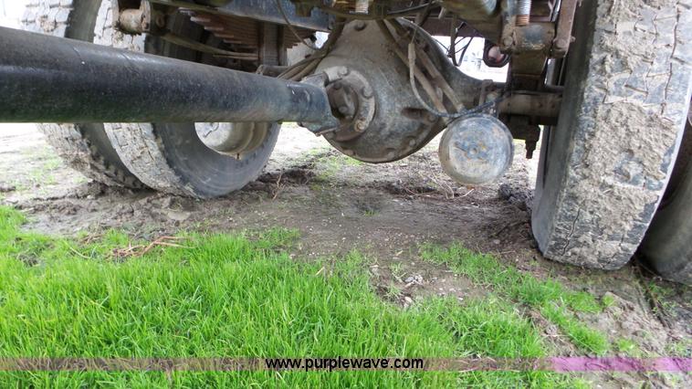 image for item J8431 1999 International 4900 seed tender truck