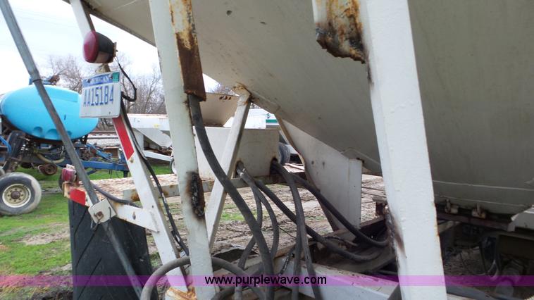 image for item J8431 1999 International 4900 seed tender truck