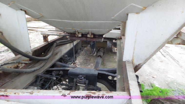 image for item J8431 1999 International 4900 seed tender truck