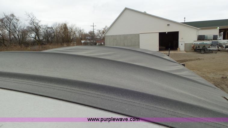 image for item J8431 1999 International 4900 seed tender truck