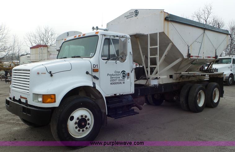 image for item J8438 1991 International 4900 seed tender truck