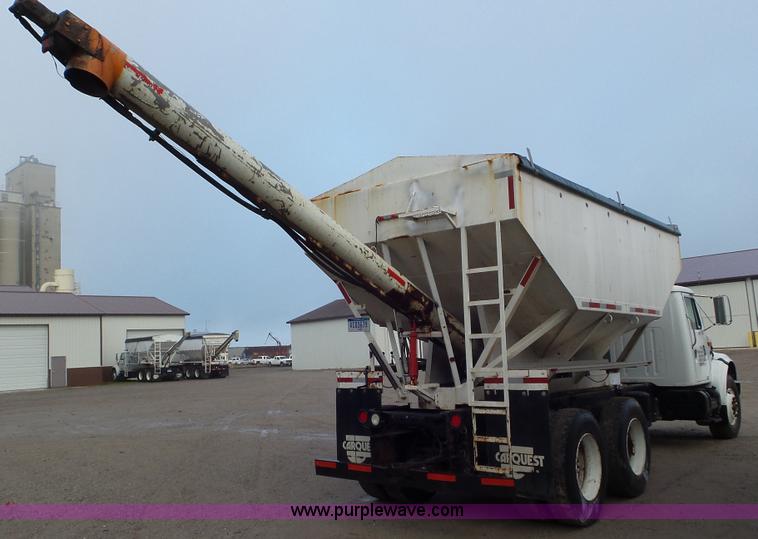 image for item J8438 1991 International 4900 seed tender truck