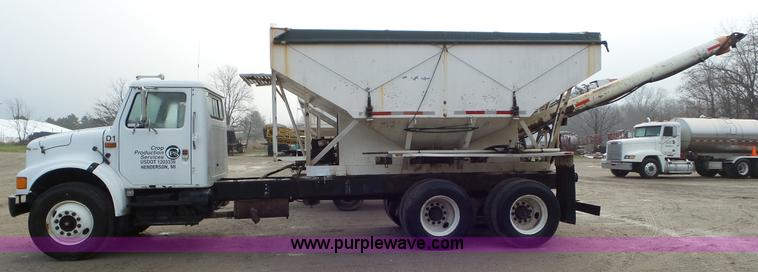 image for item J8438 1991 International 4900 seed tender truck