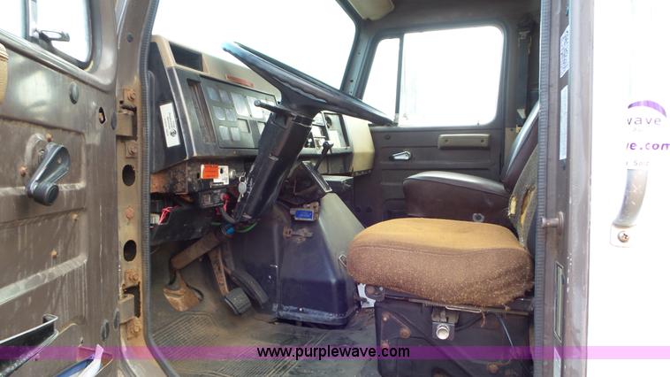 image for item J8438 1991 International 4900 seed tender truck