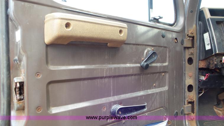 image for item J8438 1991 International 4900 seed tender truck