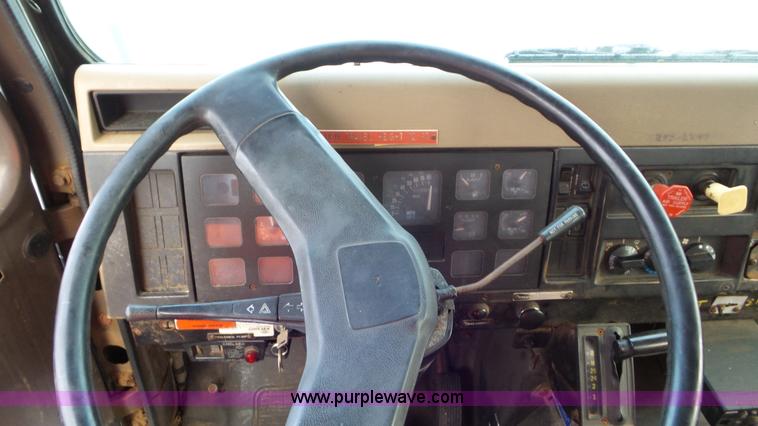 image for item J8438 1991 International 4900 seed tender truck