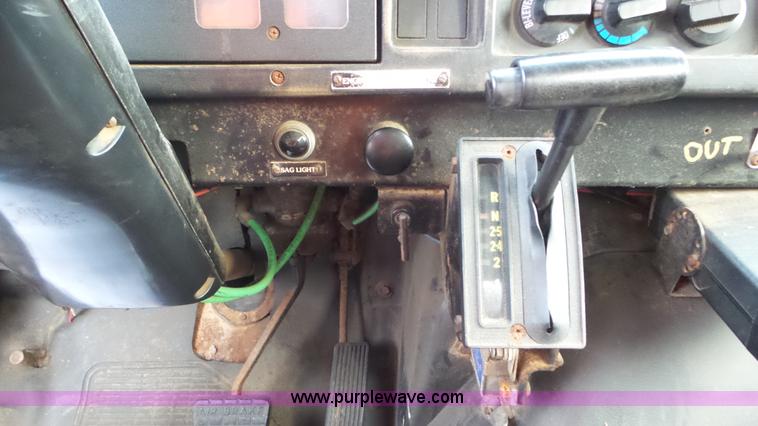 image for item J8438 1991 International 4900 seed tender truck