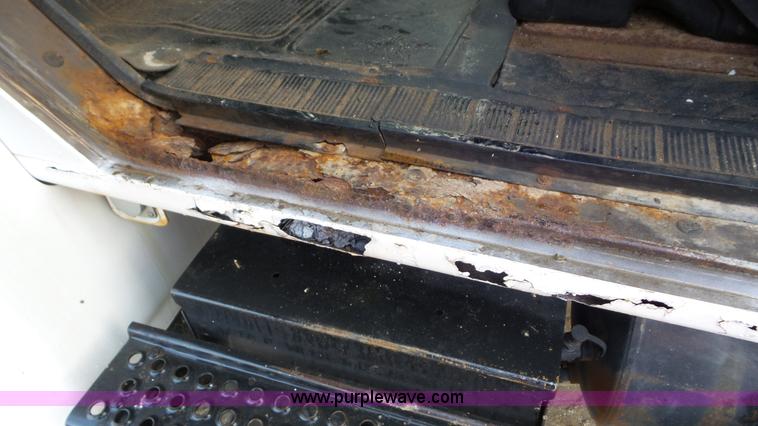 image for item J8438 1991 International 4900 seed tender truck