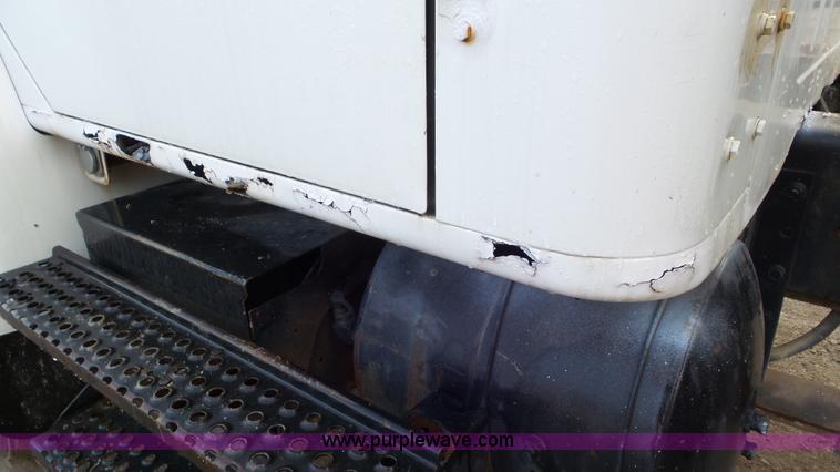 image for item J8438 1991 International 4900 seed tender truck