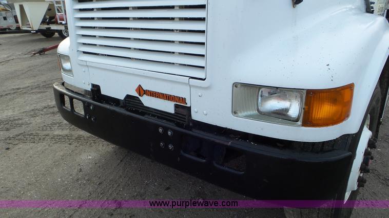 image for item J8438 1991 International 4900 seed tender truck