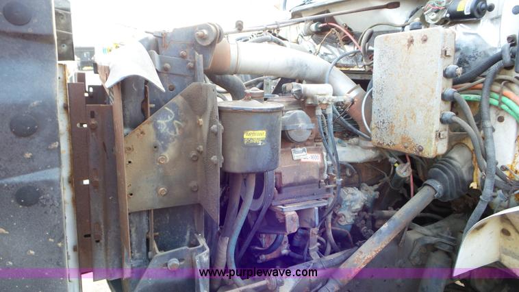 image for item J8438 1991 International 4900 seed tender truck