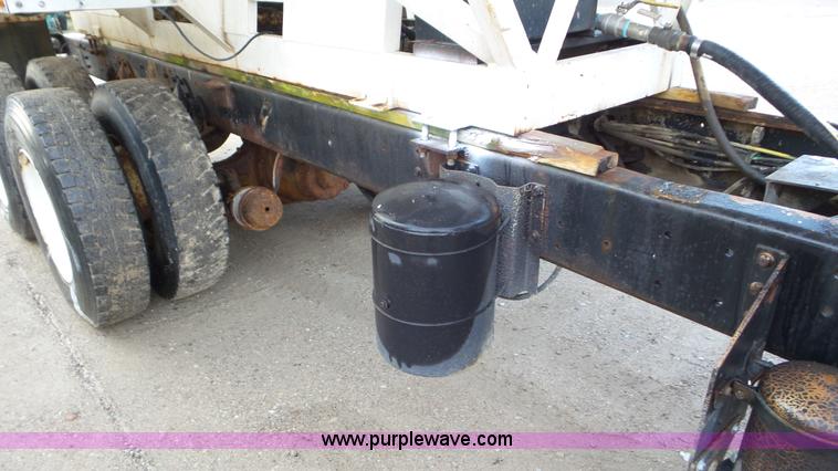 image for item J8438 1991 International 4900 seed tender truck