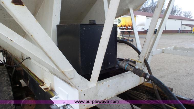 image for item J8438 1991 International 4900 seed tender truck