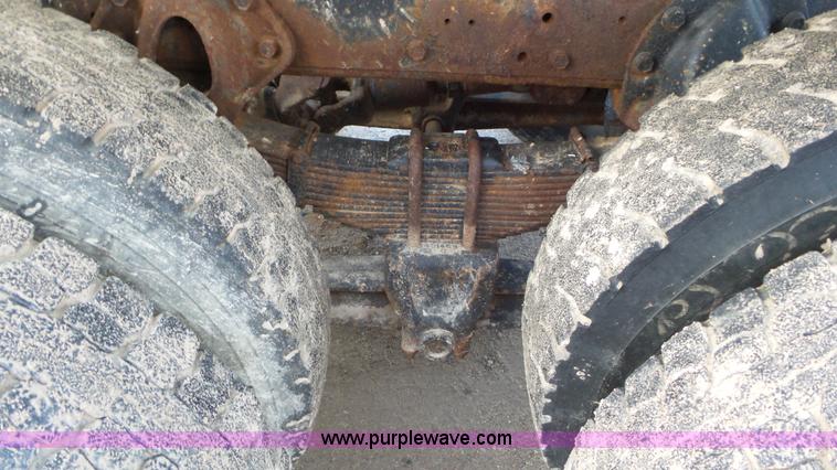 image for item J8438 1991 International 4900 seed tender truck