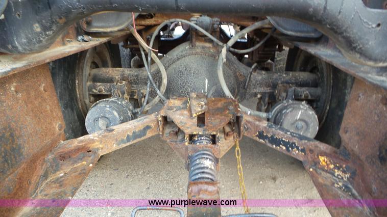 image for item J8438 1991 International 4900 seed tender truck