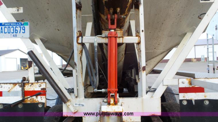 image for item J8438 1991 International 4900 seed tender truck