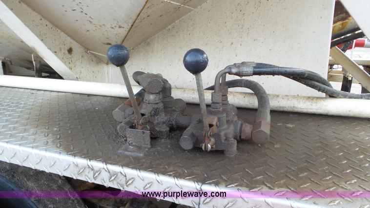 image for item J8438 1991 International 4900 seed tender truck