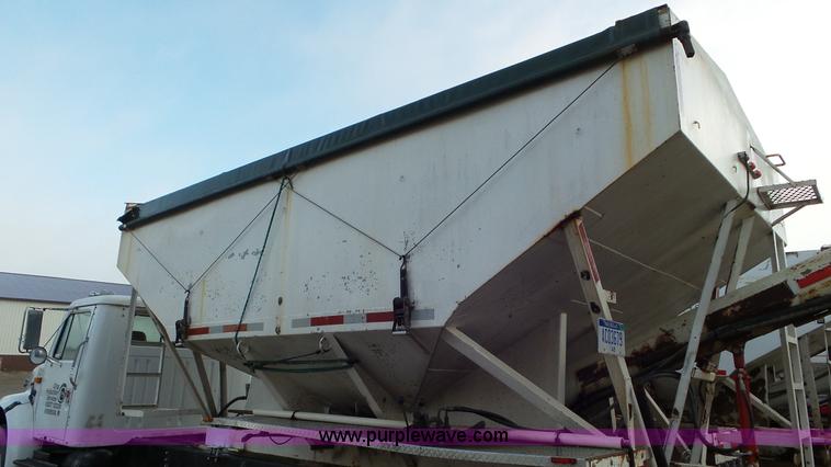 image for item J8438 1991 International 4900 seed tender truck